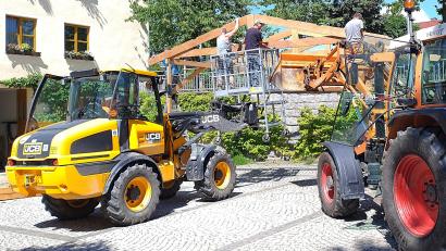 Bild: ld
Am kommenden Wochenende feiert die Gemeinde Brand ihr Bürgerfest. Die Bühne an der ehemaligen Feuerwehrgarage wurde bereits von freiwilligen Helfern zusammen mit dem Bauhof aufgebaut.