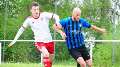 Archivbild: Thomas Schrems
Jakub Ryba (rechts) ist zurück im Stiftland: Nach seiner Aufgabe bei den Sportfreunden Kondrau (im Bild) ist er nun Nachfolger von Sascha Haberkorn als Trainer beim TSV Konnersreuth.