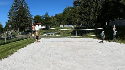 Bild: Margit Frauenreuther/exb
Nach dem Einbau von feinem Sand und der Montage des neuen Netzes ist die Volleyballanlage wieder bespielbar.
