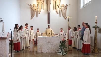 Bild: rha
Mit Stadtpfarrer Pater Robin Xavier stehen beim gemeinsamen Pfarrfestgottesdienst auch Ministranten aus den drei Pfarreien Vilseck, Schlicht und Sorghof am Altar.