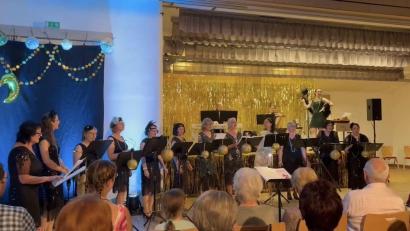 Bild: vt
Glamourös präsentieren sich die 13 Sängerinnen des Frauenchors C[h]or mit Herz unter Leitung von Musikpädagogin Ulrike Straub bei ihrer „Zauberhaften Sommernacht“.