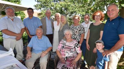 Bild: no
Der Jubilar Herbert Nägerl mit Ehefrau Anni Nägerl (beide sitzend) mit Wolfgang Stowasser (Gartenbauverein Illschwang), Zweitem Bürgermeister Benjamin Hiltl, Pfarrer Thomas Schertel, Tochter Barbara, Tochter Christa, Ulrike Heldrich und Stefan Herzog (SV Illschwang), Schwiegertochter Susanne, Urenkel Karl und Sohn Hans-Jürgen (stehend, von links).