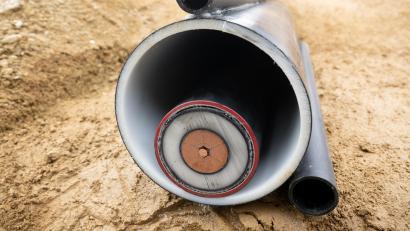 Bild: Sven Hoppe/dpa
Ein Kabel ist während der symbolischen Baustelleneröffnung für die Baumaßnahmen des Süd-Ost-Links zu sehen. Mitte Juli sollen Tiefbauarbeiten im Landkreis Schwandorf beginnen.