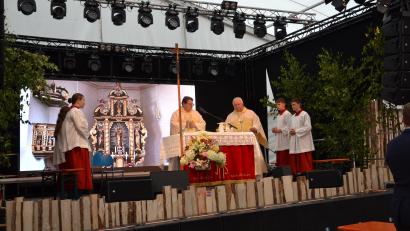Bild: gi
Pfarrer Udo Klösel hielt einen Gottesdienst im Festzelt zum Auftakt der Einweihung des neuen Gerätehauses.