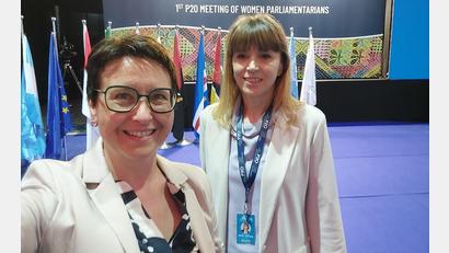 Bild: Susanne Hierl/exb
Selfie aus Brasilien: Beate Schlupp (CDU), Vizepräsidentin des Landtages Mecklenburg-Vorpommern (rechts), und die Oberpfälzer Bundestagsabgeordnete Susanne Hierl (CSU) waren Anfang Juli auf dem ersten P20-Treffen der Parlamentarierinnen.