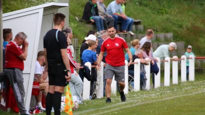 Archivbild: Dieter Jäschke
Der im November 2023 geholte Trainer Martin Ruda (rotes Trikot) konnte den Kreisliga-Abstieg des FC Dießfurt nicht verhindern. Jetzt peilen die Rot-Weißen unter dem tschechischen Coach den sofortigen Wiederaufstieg an.,