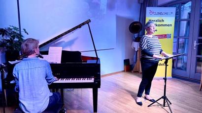 Bild: Krones
Anita Kinscher am Klavier und Märchenerzählerin Sabine Kreiner bestritten den Abend in der Kulturscheune Elbart.