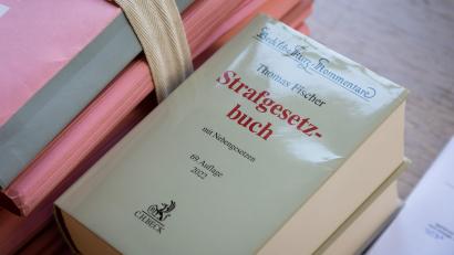 Bild: Friso Gentsch
Ein 26-jähriger Mann bedroht seine Ex-Freundin und deren Familie. Dafür verhängt das Schöffengericht eine Bewährungsstrafe.