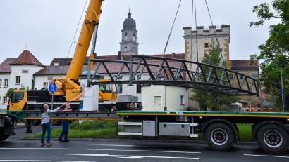 Bild: Stephan Huber
Mit Hilfe eines großen Autokrans wurde der Basteigsteg in Amberg am frühen Mittwochmorgen auf einen Lastwagen gehoben und zur Renovierung abtransportiert.