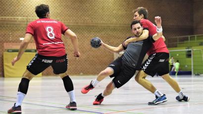 Archivbild: G. Büttner
Leistungsträger Fabian Szameitat (schwarz) verlässt die HSG Weiden und versucht sein Glück in Regensburg in der Landesliga.
