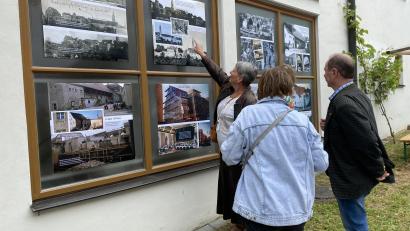 Bild: aub
Schon während der Kirwa nutzen die Besucher immer wieder die Gelegenheit, die Bilder zur 100-jährigen Geschichte des Jugendwerks zu betrachten.