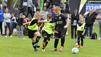 Bild: Hubert Ziegler
Beim Sommerspektakel des FC Rieden jagten auch die Kleinsten dem Ball hinterher.