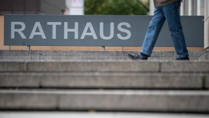 Symbolbild: Sebastian Gollnow/dpa
Damit sich Bürgermeister und Gemeinderäte bei ihrer Arbeit in den Rathäusern Bayerns sicherfühlen können, gibt es im Freistaat ein Maßnahmenpaket gegen Hass und Hetze.
