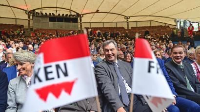 Bild: Matthias Bäumler/fph
Ministerpräsident Markus Söder war bester Laune beim Tag der Franken auf der Luisenburg.
