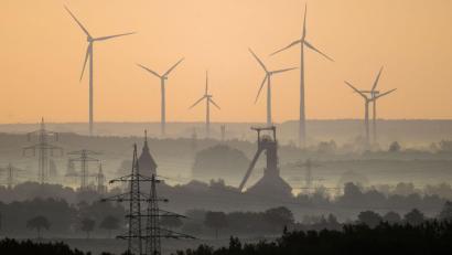 Bild: Julian Stratenschulte/dpa
Windkraftanlagen in Waldgebieten sind nicht unumstritten. Dennoch wird es sie künftig häufiger geben.