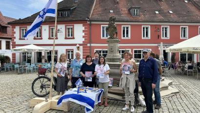 Bild: Andreas Royer 
Die christlich geprägte Missionsgemeinschaft Offene Tür setzte am Tag der Solidarität mit Israel und den Juden am Löwenbrunnen in Sulzbach-Rosenberg mit einer Mahnwache ein Zeichen.
