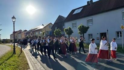 Bild: Heiner Reber
Bei strahlendem Sonnenschein bewegt sich der Festzug zur Kirche Sankt Johannes der Täufer.