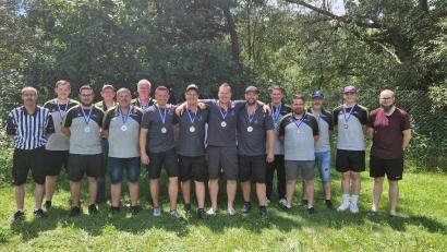 Bild: Rebecca Dinkelmeyer/exb
Schiedsrichter Ingo Hannes (links) und Wettbewerbsleiter Fabian Kosub (rechts) gratulieren den Bestplatzierten (von links) Tom Unger, Milot Korcaj, Martin Danner, Stefan Hagn, Michael Unger, Patrick Baringer, Manuel Baumann, Florian Baumann, Daniel Röhrl, Maximilian Prem, Johannes Ponnath, Thomas Stengl und Lukas Kurz.