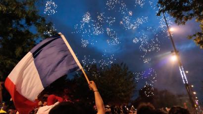Bild: Sadak Souici/ZUMA Press Wire/dpa
Menschen feiern in Paris auf dem Platz der Republik nach der zweiten Runde der Parlamentswahlen. Die meisten Sitze holte das Linksbündnis NFP. In den fünf Partnerkommunen von Gemeinden im Landkreis Schwandorf macht dieses Bündnis aber keinen Stich.