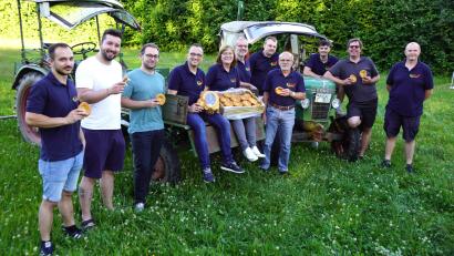 Archivbild: bkr
„Feuerwehrköchin“ Petra Tretter brachte zum Arbeitseinsatz eine erste Kostprobe ihrer Küchla mit. Frisch aus der Pfanne werden sie auch am 21. Juli in großen Mengen serviert.
