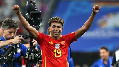 Bild: Peter Kneffel/dpa
Spaniens Lamine Yamal feiert den 2:1-Sieg gegen Frankreich.