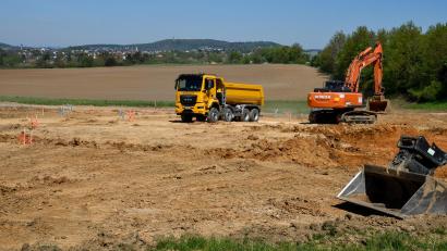Archivbild: Petra Hartl
Unaufhörlich graben sich die Bagger für die Westumfahrung Kümmersbruck in Richtung Amberg (im Bild an der Gemeindeverbindungsstraße nach Theuern).