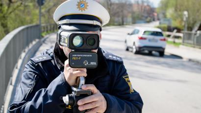 Symbolbild: Matthias Balk/dpa
Im Juni kontrollierte die Verkehrspolizei Weiden bei 61.000 Fahrzeugen die Geschwindigkeit.