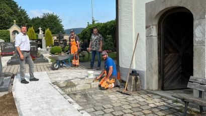Bild: bey
Mitarbeiter des Städtischen Bauhofs Pleystein legen einen barrierefreien Zuweg auf dem Friedhof an. Bürgermeister Rainer Rewitzer (links) überzeugt sich vom Fortschritt der Arbeiten.