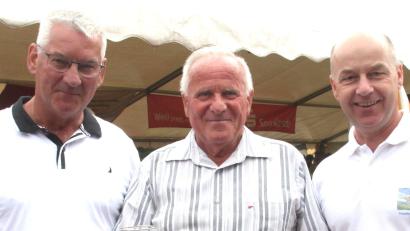 Bild: Hirsch
Pilot und Fluglehrer Rudolf Böhm (Mitte) kann auf 10.000 Flugstunden zurückblicken. Das wollten die Vorsitzenden des Aero-Clubs Schmidgaden, Anton Prüfling (links) und Martin Janz (rechts), bei einem Sommerfest feiern.