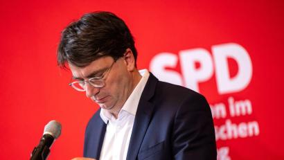 Bild: Peter Kneffel/dpa
Am Ende wurde der Druck auf Bayerns SPD-Chef Florian von Brunn zu groß.