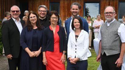 Bild: gf
Amtswechsel an der Caritas-Sozialstation Amberg (von links): Richard Sellmeyer, Nicole Hollederer, Pfarrer Michael Jakob, Ingeborg Gerlach, Johannes Sellmeyer, Julia Geiger sowie Peter Bublitz, 2. Vorsitzender der Caritas-Sozialstation Amberg.