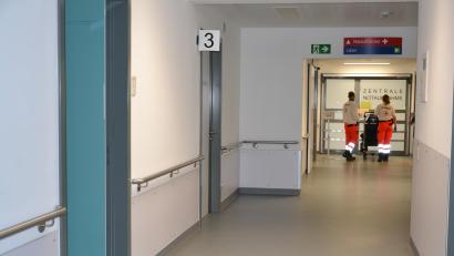 Archivbild: as
Das Bild ist kurz vor dem Ende der Zentralen Notaufnahme im Krankenhaus Tirschenreuth entstanden. Zunächst durften die Rettungskräfte diesen Ort nicht mehr anfahren. Inzwischen ist eine Behandlung leichterer Notfälle wieder möglich, falls ein Arzt des Klinikums Dienst hat.