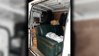 Bild: Verkehrspolizei Amberg/exb
Auf diesem Sofa reisen Kinder in einem Kleintransporter quer durch Europa.