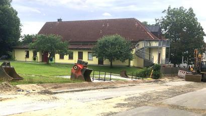 Bild: wro
Das Kinderhaus Sankt Marien befindet sich inmitten eines Wohngebietes zwischen der Klostergasse und der Marienstraße in Fuchsmühl, die derzeit eine Baustelle ist.