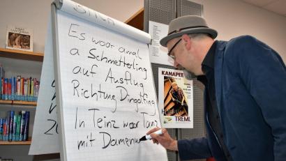 Archivbild: rgr
Hubert Treml beim Dichten. Für seine Mundartlyrik wurde er nun vom Bezirk ausgezeichnet.