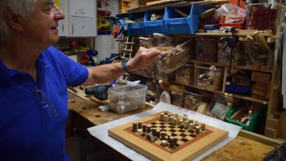 Bild: szl
Wolfgang Dietz aus Wondreb fertigt in seiner Werkstatt Holzmosaike nach einer italienischen Technik.