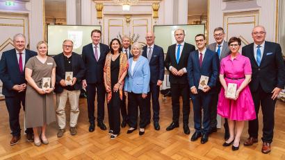 Bild: Uwe Moosburger
Landrat Richard Reisinger, Laura Frenzel, Wilhelm Koch, Dr. Jürgen Helmes (IHK Regensburg), Martina Schierer, Prof. Dr. Clemens Bulitta (OTH Amberg-Weiden), Ilsa Danziger, Heimat- und Finanzminister Albert Füracker, Prof. Dr. Matthias Obergrießer, Dr. Georg Haber (Handwerkskammer Niederbayern-Oberpfalz) Brigitte Herzog und Bezirkstagspräsident Franz Löffler. (von links nach rechts)