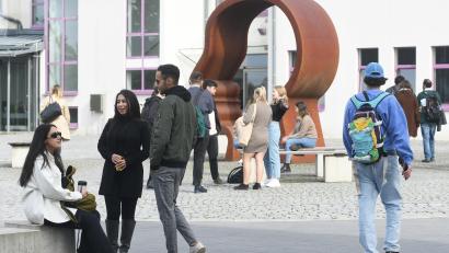 Archivbild: Gabi Schönberger
Studierende an der OTH in Weiden müssen künftig nicht mehr pro Semester für ihr ÖPNV-Ticket bezahlen. Die Testphase des Semestertickets ist beendet und wird nicht fortgesetzt.