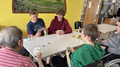 Bild: Stiftland-Gymnasium/exb
Mitglieder des Projekt-Seminars beim Schafkopfen mit den Senioren.
