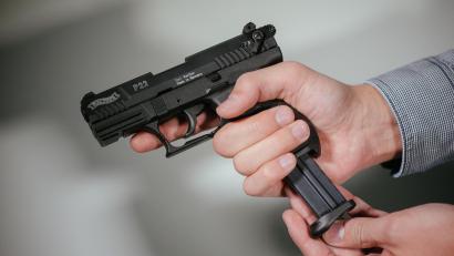 Symbolbild: Oliver Killig/dpa
Ein 48-Jähriger hat bei einer Auseinandersetzung mit einer Personengruppe einen Schuss mit einer Schreckschusswaffe abgegeben.