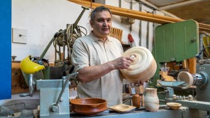 Bild: Miriam Zeh/exb
„Hin und wieder werde ich angerufen und jemand bestellt was Handgedrechseltes. Zum Beispiel eine Kinderrassel oder einen Brottopf aus Zirben-Holz mit Deckel“, erzählt der Schreinermeister.