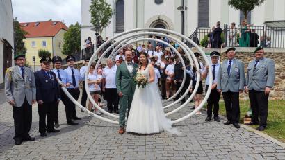 Bild: Stephanie Bucher/exb
Durch ein Schlauchspalier ins Eheglück: Kilian und Veronika Liegl haben geheiratet.