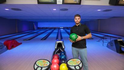 Bild: Wolfgang Steinbacher
Denis Lubenets hat die Bowling-Welt in der Regensburger Straße übernommen und kräftig aufgemöbelt. "Spacebowl" heißt sein neues Konzept.