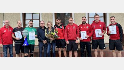 Bild: kzr
Beim Kälte-Grohmann-Cup erhielten die Mannschaftsführer beziehungsweise Trainer Urkunden überreicht.