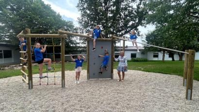 Bild: Grundschule Konnersreuth/exb
Schülerinnen und Schüler der Grundschule Konnersreuth mit ihrer Rektorin Michaela Ponnath auf dem neuen Bewegungsparcours im Schulgarten.