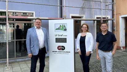 Bild: Stefanie Gradl
Bürgermeister Hans-Martin Schertl (von links) freut sich, dass in das frühere Raiffeisengebäude mit den Firmenbüros von Claudia Donhauser und Markus Graf wieder neues Leben einkehrt.