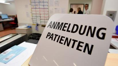 Symbolbild: Holger Hollemann/dpa
Viele Patienten kommen in die Notaufnahme, ohne ein dringender Notfall zu sein. Lange Wartezeiten bei Fachärzten verschärfen das Problem. Auch mit diesem Thema wird sich die medizinische Arbeitsgruppe beschäftigen müssen.