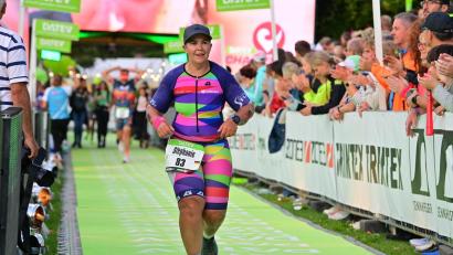 Bild: MarathonFoto
Am Ziel: Stephanie Schüler läuft Abends um 20.31 Uhr ins Ziel der Challenge Roth. Sie war den ganzen Tag unterwegs, ist abgekämpft – aber vor allem glücklich.
