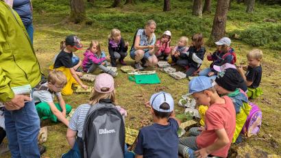 Bild: Bastian Roth/exb
Pflanzenkunde, die Gestaltung von kleinen Kunstwerken mit natürlichen Materialien und Orientierung im Wald waren Bestandteile der Prüfung.