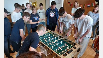 Bild: Pfarrei Wiesau/exb
Die „Junge Kirche“ in Wiesau nutzte die Fußball-Europameisterschaft zu einem Kickerturnier.